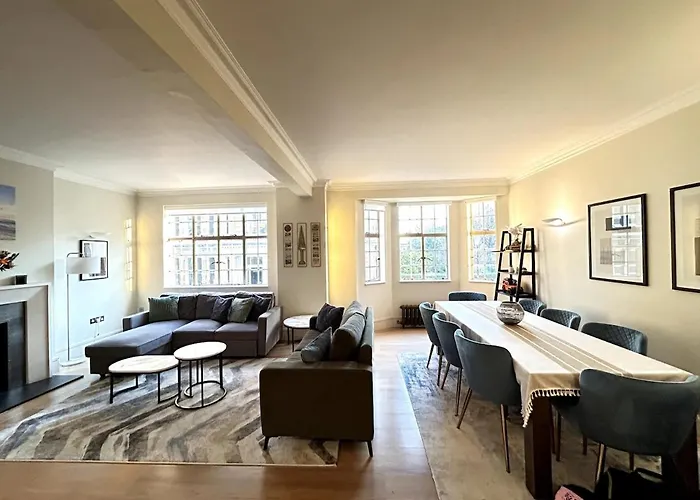 Luxury Three Bedroom Apartment In Kensington