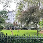 Luxury Three Bedroom Apartment In Kensington