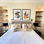 Luxury Three Bedroom Apartment In Kensington