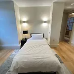 Luxury Three Bedroom Apartment In Kensington