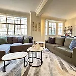 Luxury Three Bedroom Apartment In Kensington