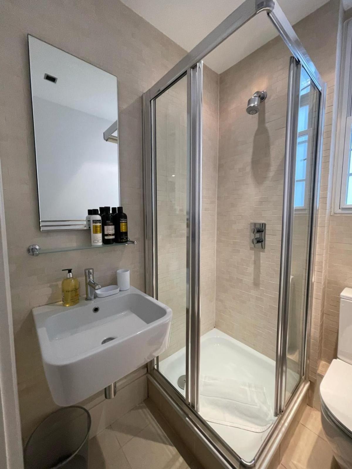 Luxury Three Bedroom In Kensington * Londres